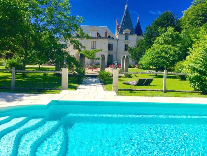 Hôtel pour 4 personnes, avec Terrasse et Jardin ainsi que Piscine et Vue à Brain-sur-Allonnes
