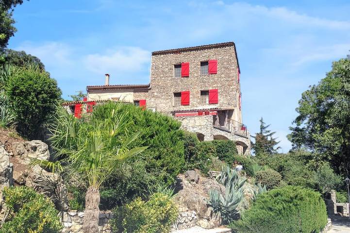 Location de vacances pour 9 personnes, avec jardin et piscine à Saint-Julien-de-la-Nef