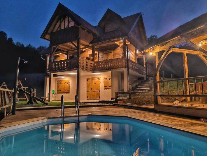 Ferienhaus für 6 Personen, mit Balkon und Whirlpool sowie Terrasse und Garten