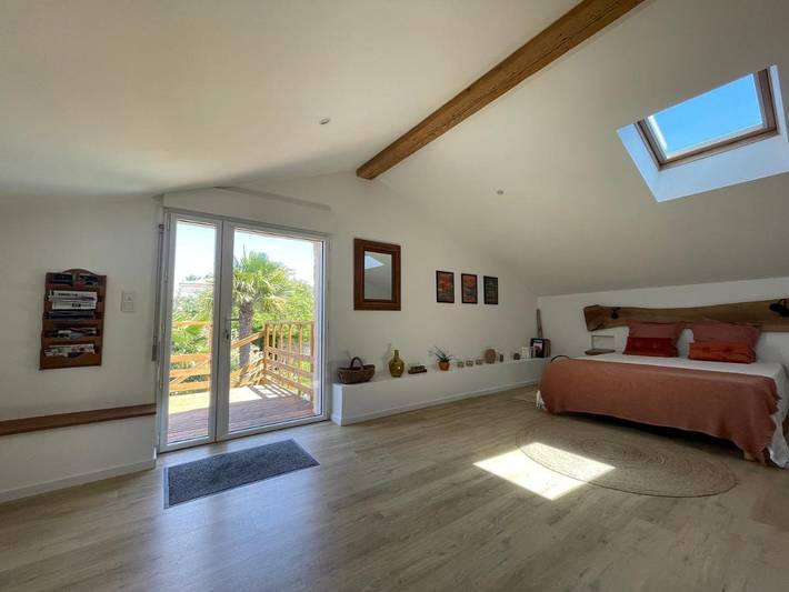 Location de vacances pour 3 personnes, avec jardin et terrasse ainsi que vue et piscine à Sainte-Soulle - 2