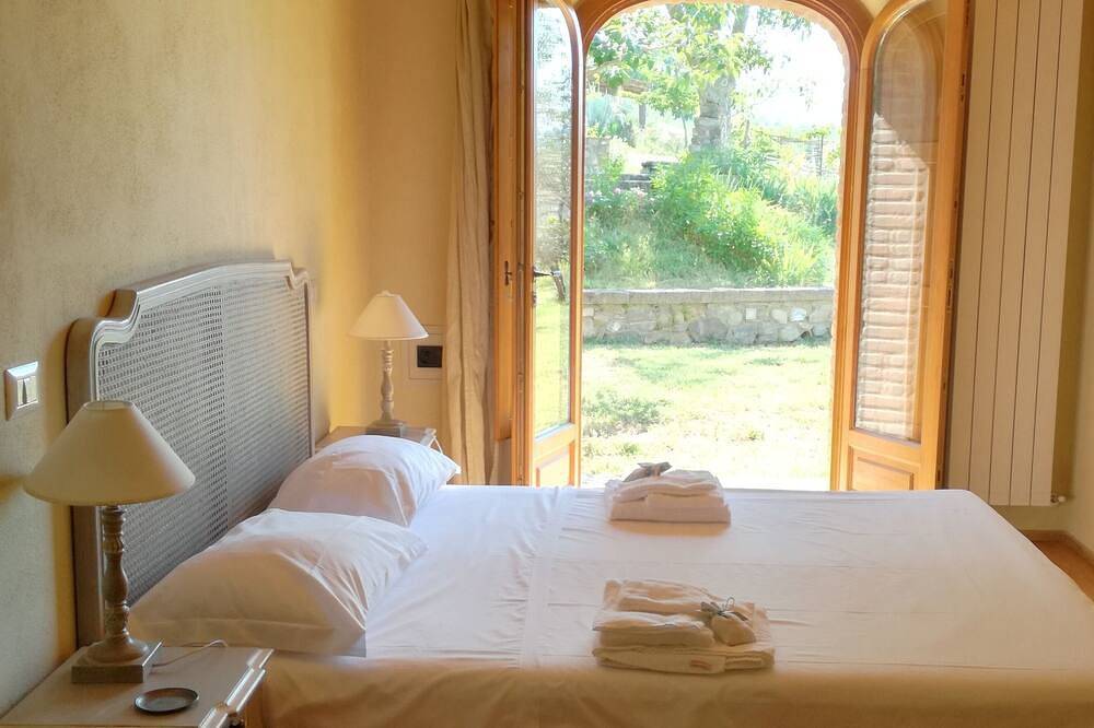 Tuscan country house with enchanting view and swimming pool in Radicondoli, Siena Provinz