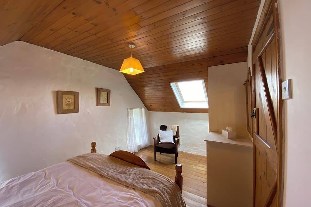 Traditional cosy stone cottage with sea views in County Kerry