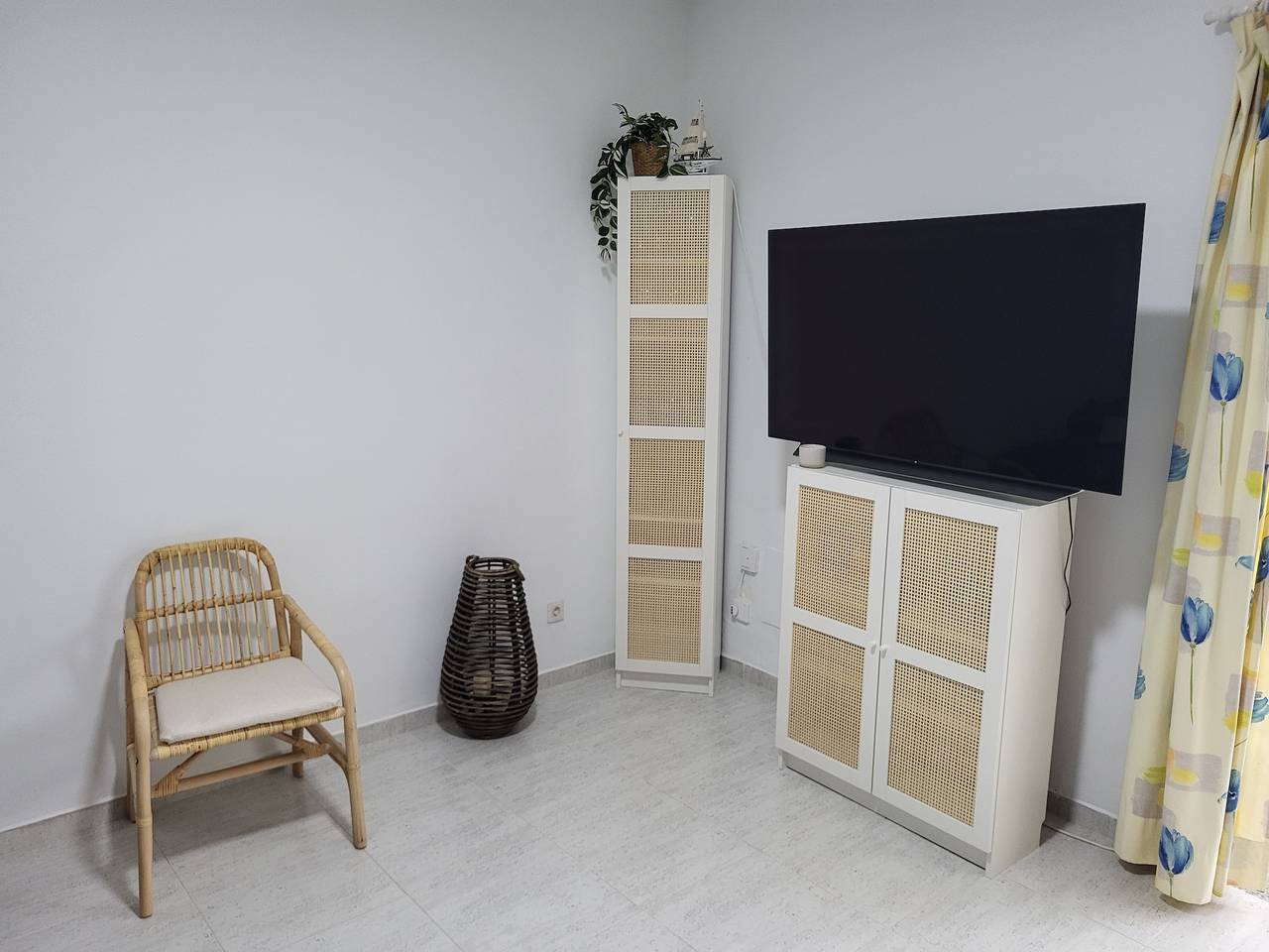 Apartamento entero, Apartamento 'Vanil Blanco' con vistas a la montaña, terraza privada y aire acondicionado in Playa Blanca, Yaiza