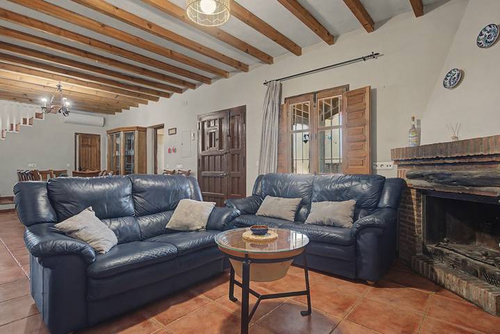 Casa nas montanhas tranquilas com piscina, terraço, varanda e Wi-Fi; estacionamento disponível in El Borge, Costa del Sol