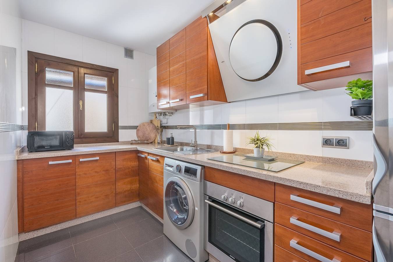 Entire apartment, Apartment 'Calle San Isidro, 59' with Balcony, Wi-Fi and Air Conditioning in Granada, Granada Province