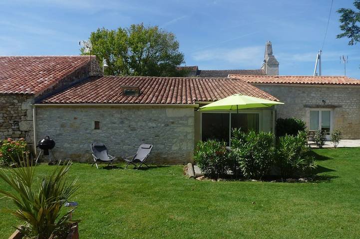 Gîte pour 4 personnes, avec terrasse ainsi que jardin et piscine à Luchat