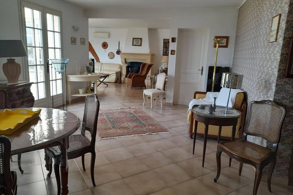 Promo Villa en una tranquila piscina privada con aire acondicionado con calefacción y agua de mar 8 Km in Bessan, Côte d'Améthyste