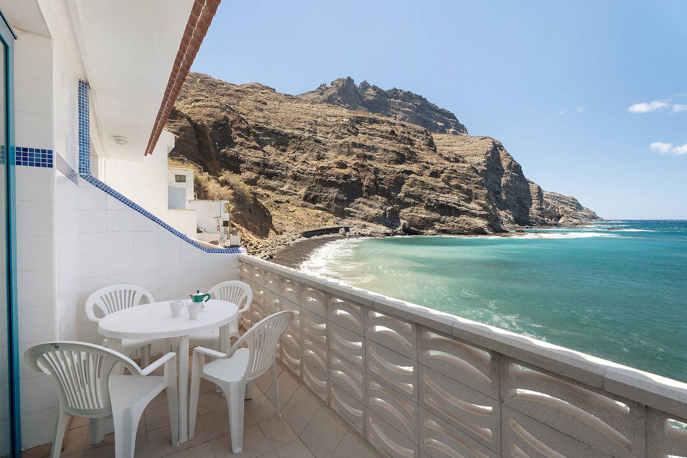 Geheel appartement, Appartement 'Playa Azul - 7' met zeezicht, privéterras en wifi in Alojera, La Gomera