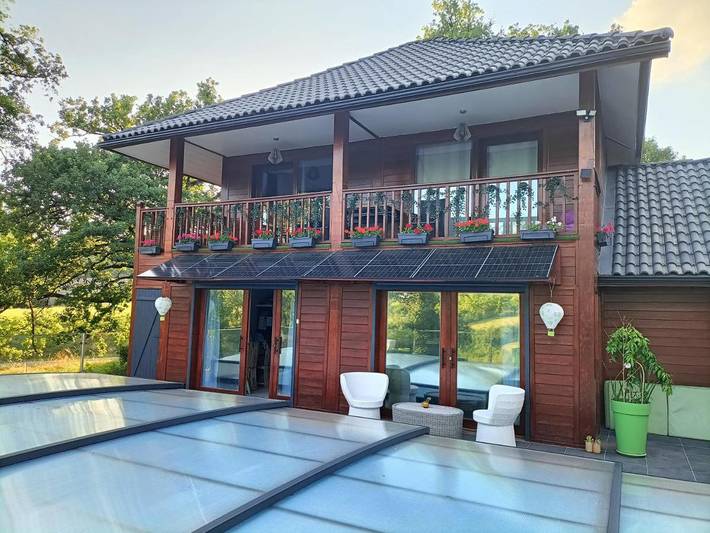 Gîte pour 4 personnes, avec vue ainsi que jardin et piscine, animaux acceptés à Mechmont