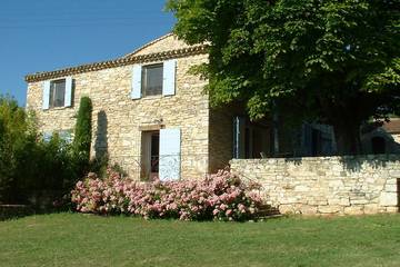 Gîte pour 4 personnes, avec jardin et terrasse à Vachères