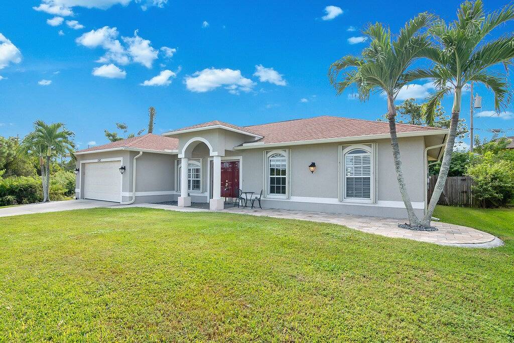 Modern 4- bedroom just 1 mile from gorgeous Naples beach in Southwest Florida
