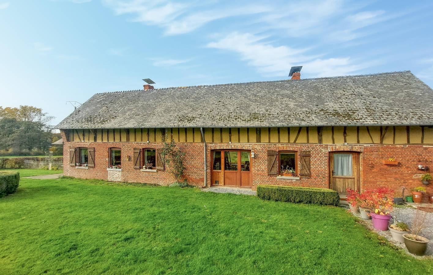 Retraite confortable dans un jardin avec WiFi, parking et cheminée in La Neuville-aux-Joûtes, Parc naturel régional des Ardennes