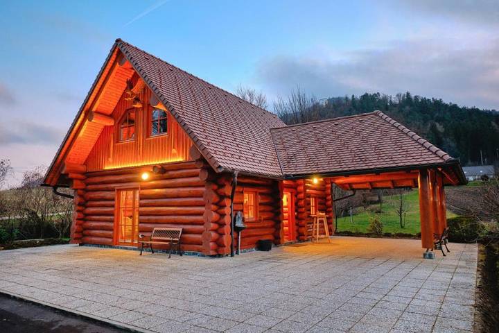 Chalet für 9 Personen, mit Balkon und Terrasse sowie Garten und Ausblick in Slowenien