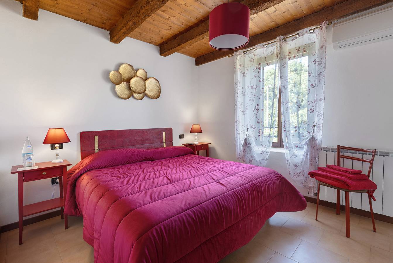 Room 'Fuoco' with Shared Garden, Wi-Fi and Air Conditioning in Valeggio sul Mincio, Verona Province