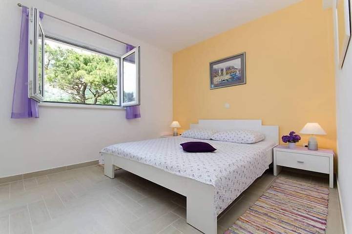 La maison avec 6 chambres, 5 salles de bains, 3 gâteaux, 3 chambres simples et 3 salons, 2 terrasses, piscine, priv. parc in Makarska, Makarska riviera