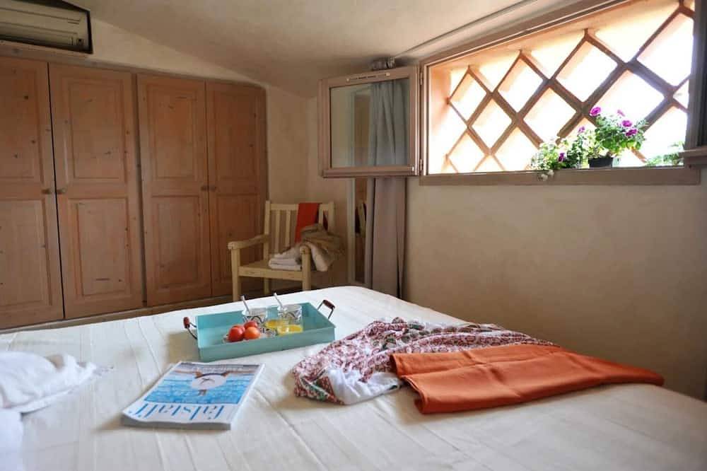 Apartamento entero, Charming duplex apartment \"Les pieds dans l'eau\" N°7, 70 m from the beach. in San Ciprianu, Lecci