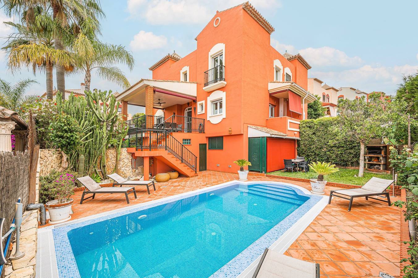 Villa 'Pareado Relax' with Sea View, Wi-Fi and Air Conditioning in Las Chapas, Marbella
