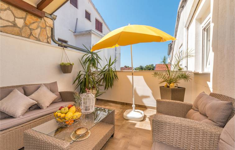 Appartement de vacances entier, Charmant appartement avec terrasse, Wi-Fi et accès à la plage à 2 km in Biograd na Moru, Région de Zadar