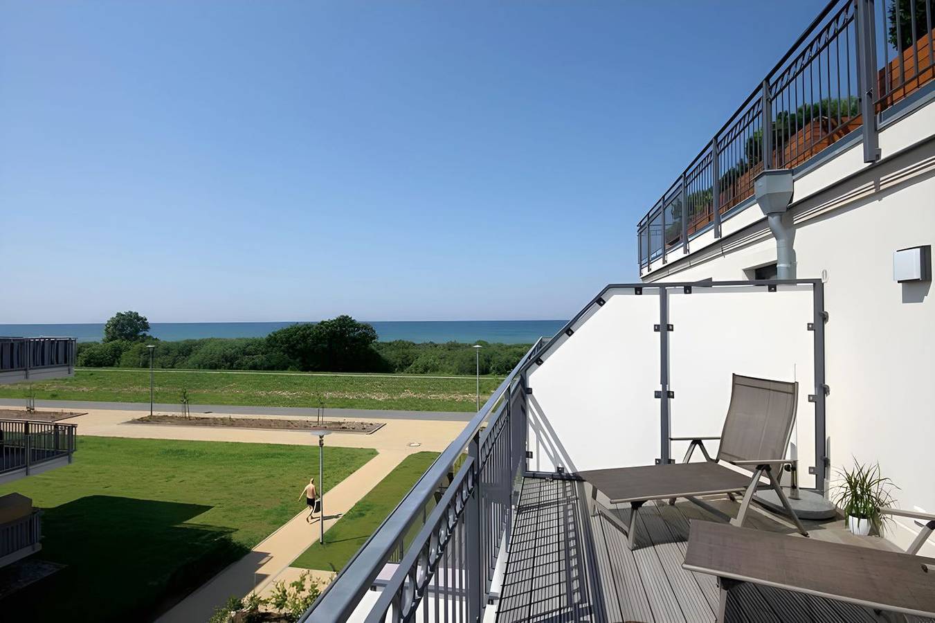 Ganze Wohnung, Villa Bernstein We 18 - mit möblierter Dachterrasse (Balkon), schöner Meerblick und Strandnähe in Börgerende, Börgerende-Rethwisch