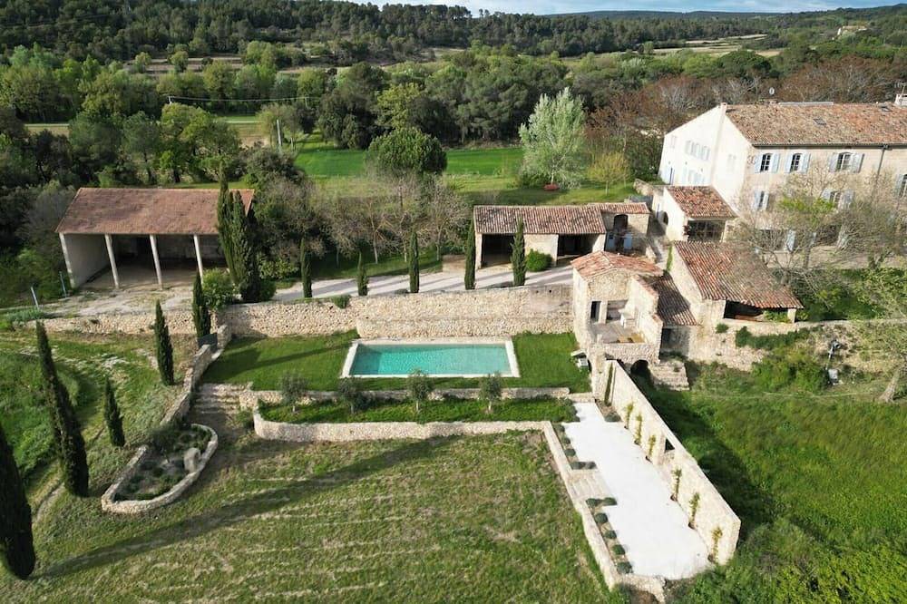 Demeure historique au cœur des vignes provençaux in La Tour-d'Aigues, Parc naturel régional du Luberon