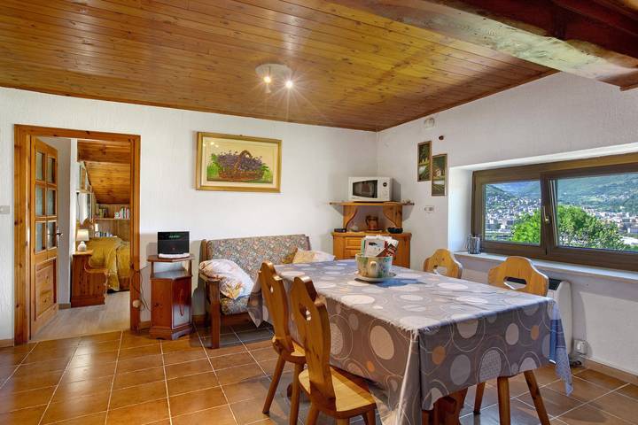 Appartamento intero, Appartamento 'Emilia' con vista sulle montagne, giardino privato e Wi-Fi in Comune di Charvensod, Alpi italiane
