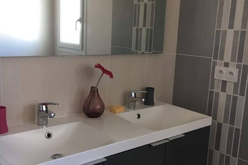 House For Seasonal Rental in Coëx, Loire Valley