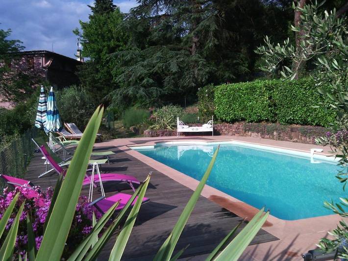 Location de vacances pour 2 personnes, avec piscine ainsi que vue et jardin à Les Mayons - 4