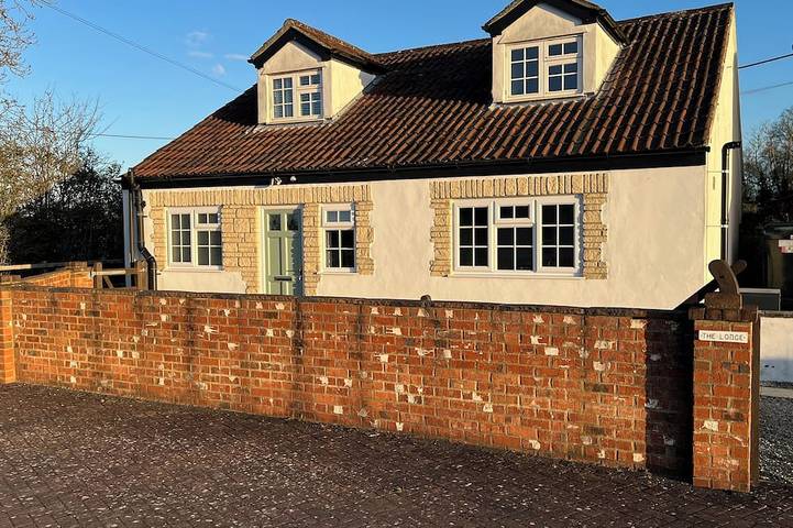 Holiday rental for 4 people, with terrace and garden as well as hot tub in Wiltshire