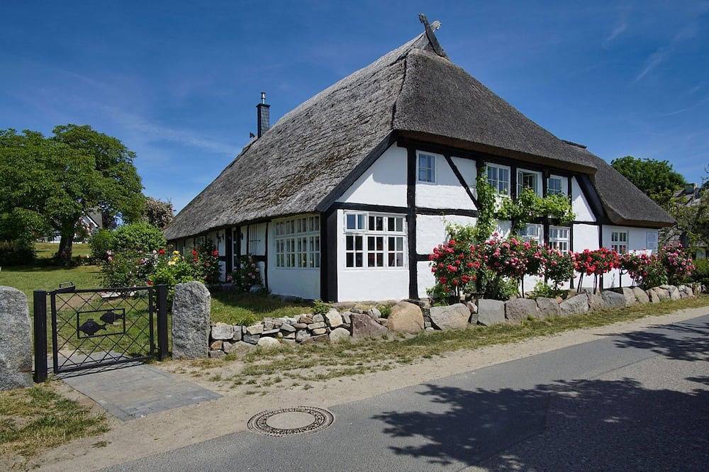 Ganze Wohnung, Strandnahe Idylle am Meer, private Badestelle - Gutshof Ostseeblick FeWo 04 - in Putbus, Rügen