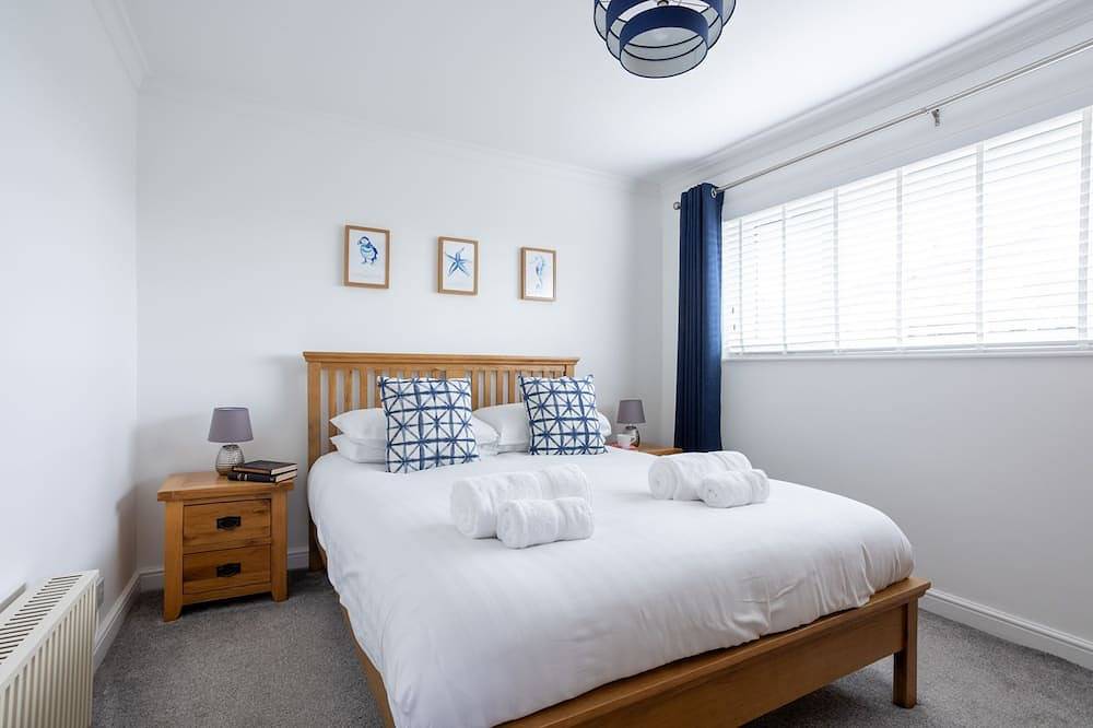 Tamarisk : Coastal 2-Bed Bungalow with Sea Views in Moelfre in Moelfre, Isle of Anglesey