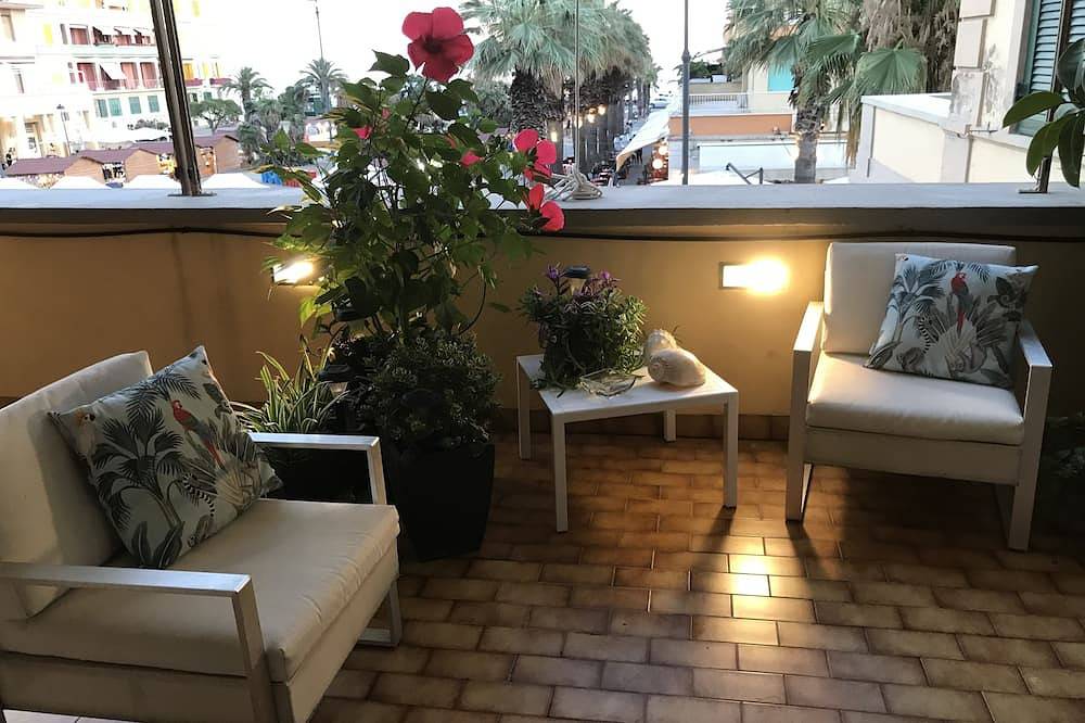 Apartamento entero, Precioso apartamento con terraza con vistas al mar en la zona peatonal de Ostia. in Ostia, Roma