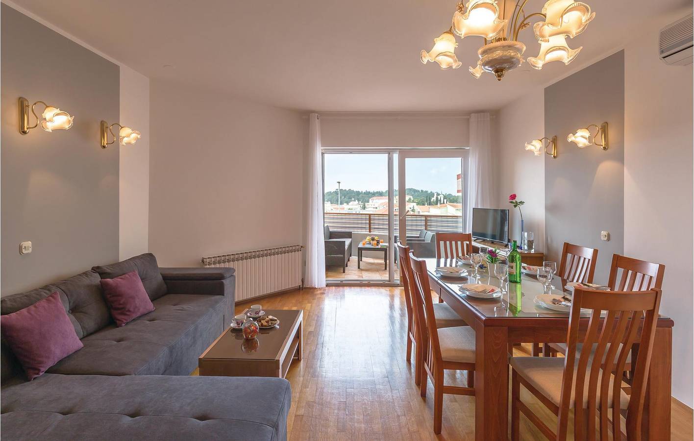 Appartement de vacances entier, Appartement confortable avec vue sur la mer à Makarska, avec Wi-Fi et terrasse in Makarska, Makarska riviera