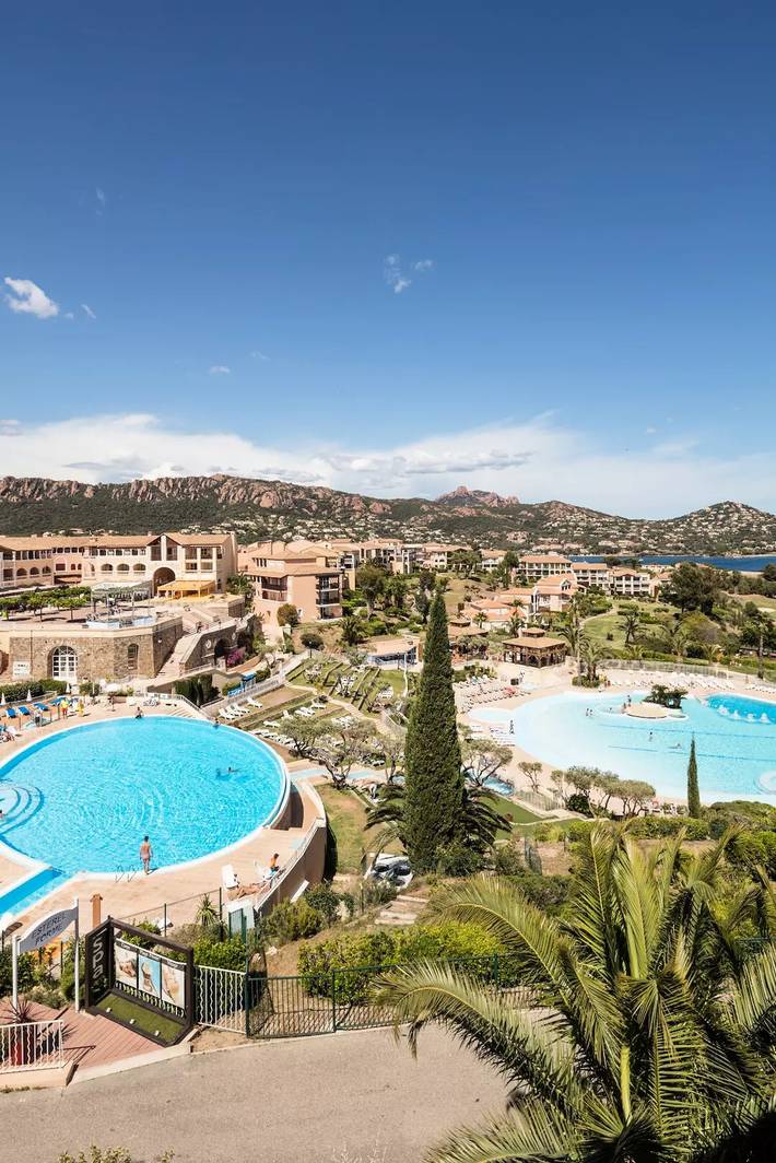 Gîte pour 5 personnes, avec Terrasse ainsi que Piscine et Vue à Saint-Raphaël - 4