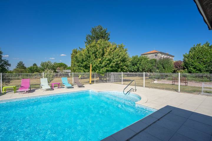 Casa de vacaciones 'Myosotis' con piscina compartida, terraza privada y Wi-Fi in Saint-Seurin-de-Palenne, Región de Jonzac