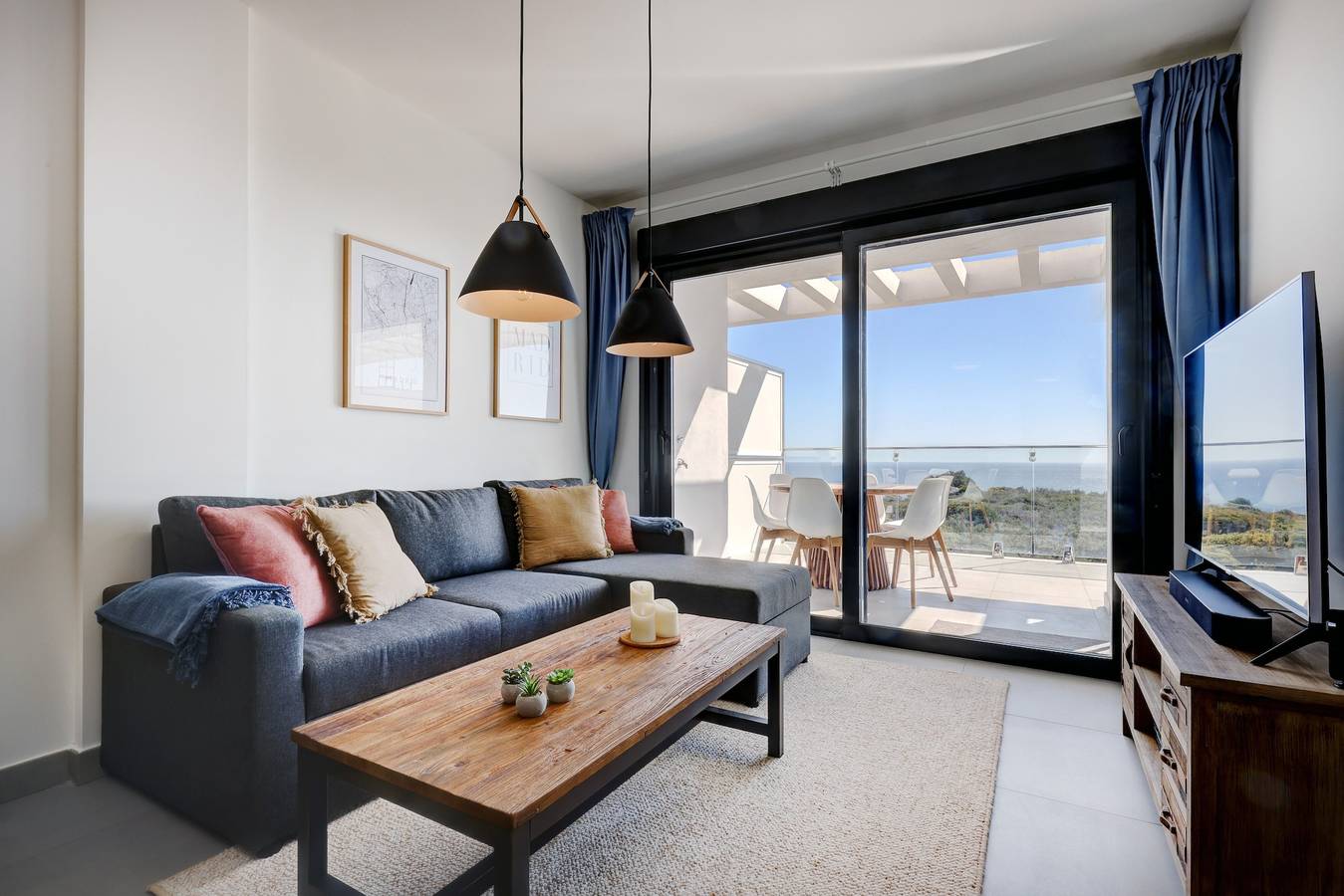 Entire apartment, Apartment 'Blue Sunset Penthouse' with Sea View, Terraces & Wi-Fi in La Duquesa, Manilva