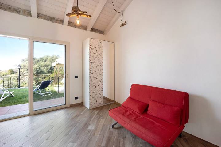 Casa vacanze 'Timo' con vista mare, piscina condivisa e aria condizionata in Pompeiana, Riviera di Ponente