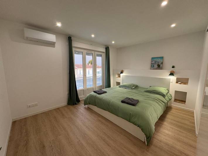 Gîte pour 12 personnes, avec jardin et vue, adapté aux familles à Salles-sur-Mer - 4