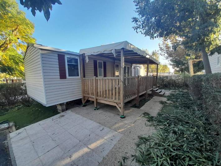 Camping pour 8 personnes, avec piscine et jardin ainsi que jacuzzi et sauna