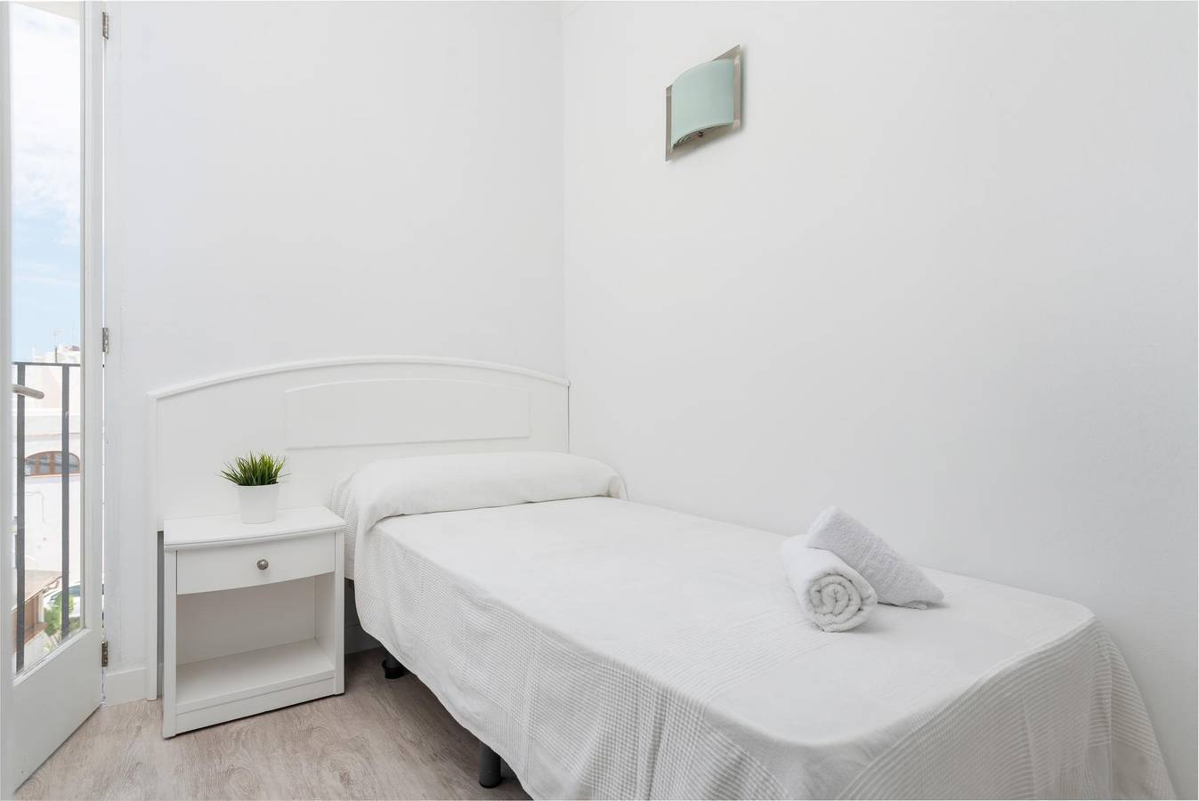 Hostal Talamanca Hab. Individual - Modern hostel recently refurbished very close to the beach. Free Wifi in Cala d'Or, Santanyí