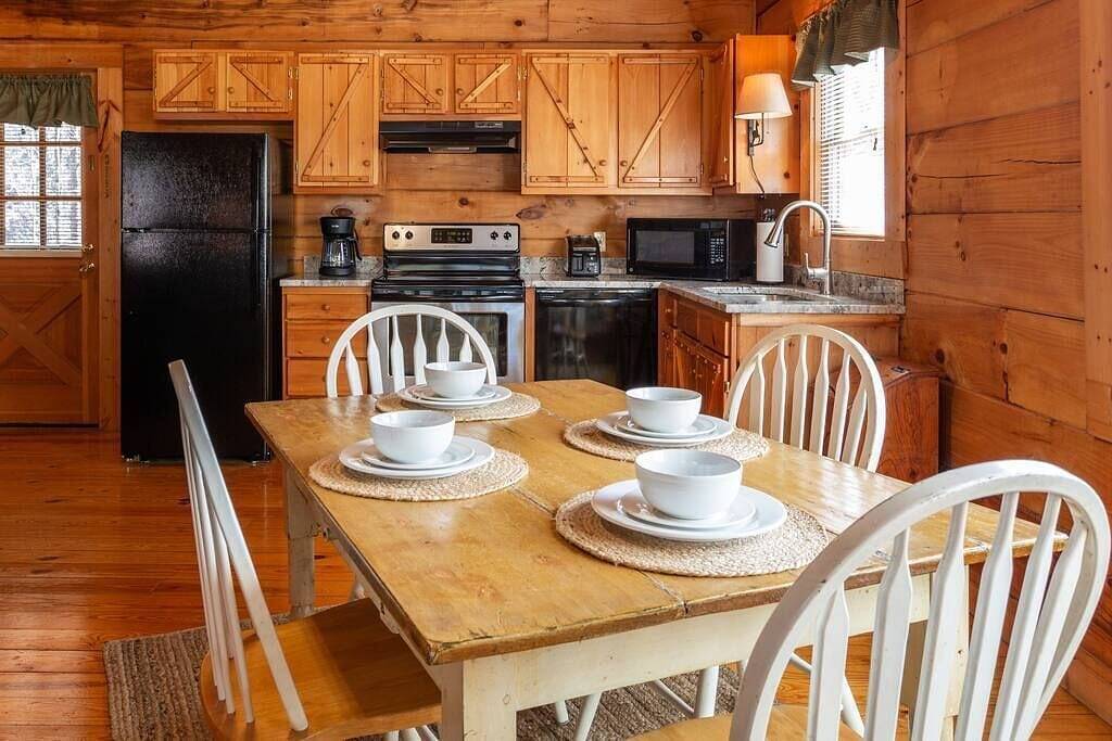 1 Mile to Dollywood,7 miles to Gburg,Hottub,Rustic in Pigeon Forge, Sevier County