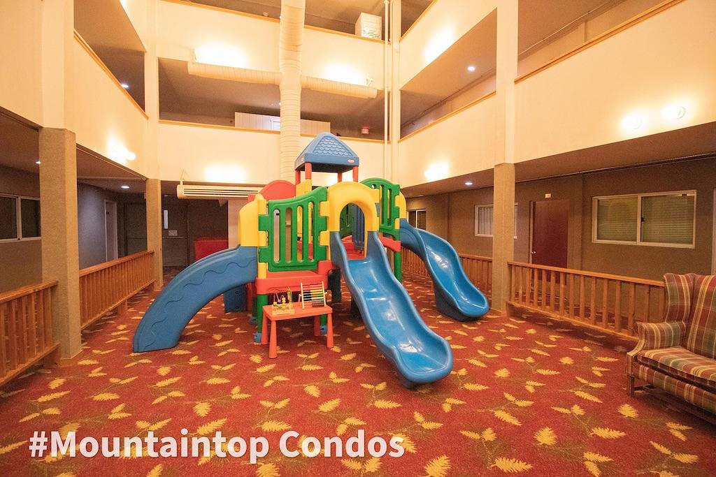 Ganze Wohnung, 1Br / 1Ba Gesichter Pisten Erster Stock Parken Wi-Fi Village! Kein Aufzug in Snowshoe, Greenbrier River