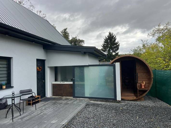 Villa for 6 people, with Hot tub and Terrace as well as Garden and Sauna in Prague