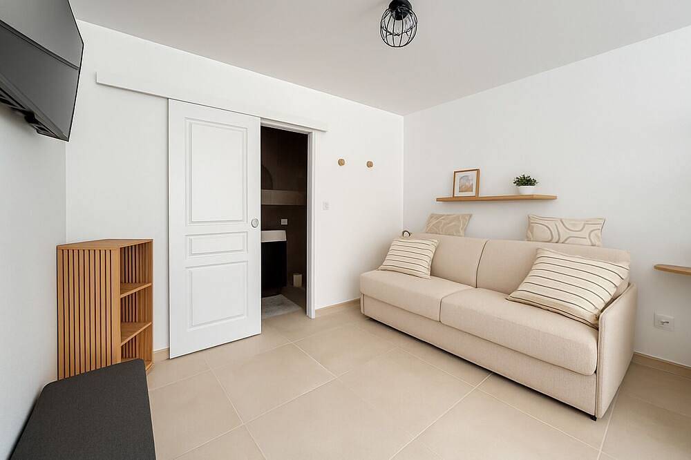 Entire apartment, Studio Luna Var near the sea & private terrace in Trans-en-Provence, Draguignan region