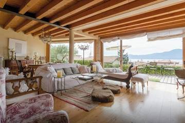 Villa für 10 Personen, mit Whirlpool und Garten sowie Balkon und Pool in Torri del Benaco