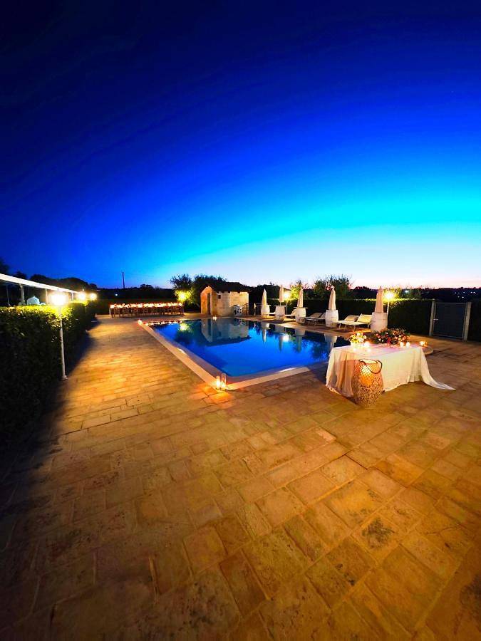 Apartahotel para 4 personas, con piscina para niños y jacuzzi además de jardín y piscina en Apulia