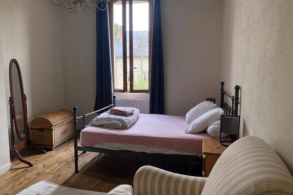 Charming house in a peaceful setting very close to Lac de Vassivière in Nedde, Región de Limoges
