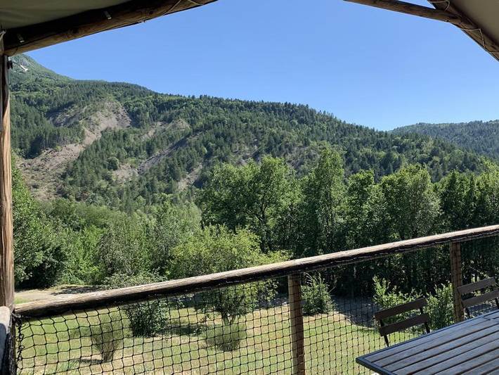 Flower Camping Le Clot du Jay - Lodge 4 personnes - Cabane Lodge sur pilotis 34m² 2 chambres + terrasse in Clamensane, Région de Forcalquier