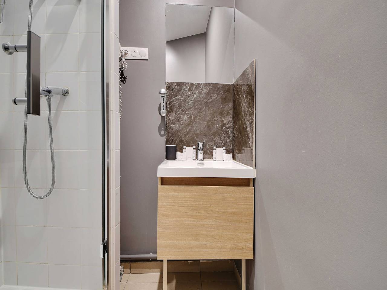 Appartamento intero, Monolocale autentico - 2P - Porte Saint-Martin in 10th Arrondissement, Parigi