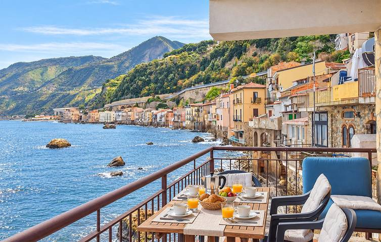 Ganze Ferienwohnung, Appartement mit Meerblick und Terrasse, Strand 200m in Scilla, Reggio Calabria Provinz
