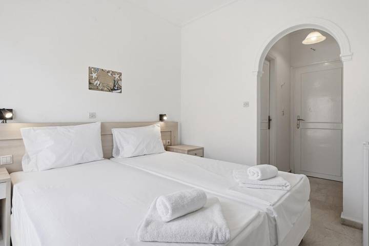 Bed & Breakfast „The Kavos Sandy Inn – Doppelzimmer“ mit Gemeinschaftspool, Wlan & Klimaanlage in Kavos, Korfu